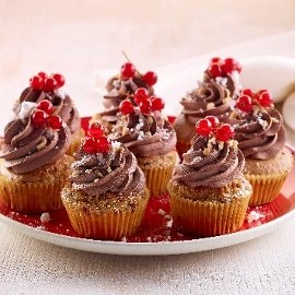 Cup cake al cioccolato con cioccolato fondente, meringhe e ribes Cup cake al cioccolato con cioccolato fondente, meringhe e ribes